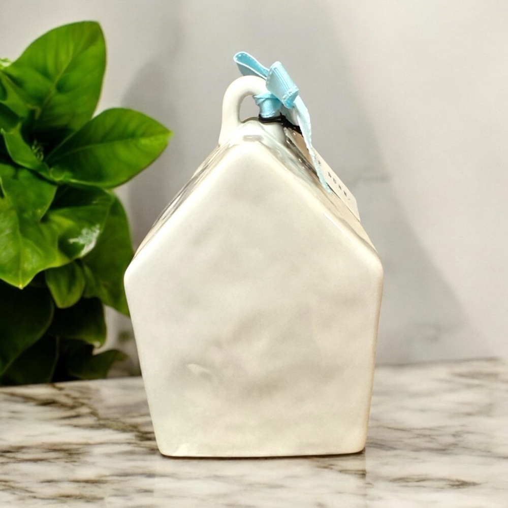 NWT Rae Dunn TWEET Birdhouse
CERAMIC Brand New Collectible Ceramic Birdhouse NEW - Picture 10 of 15